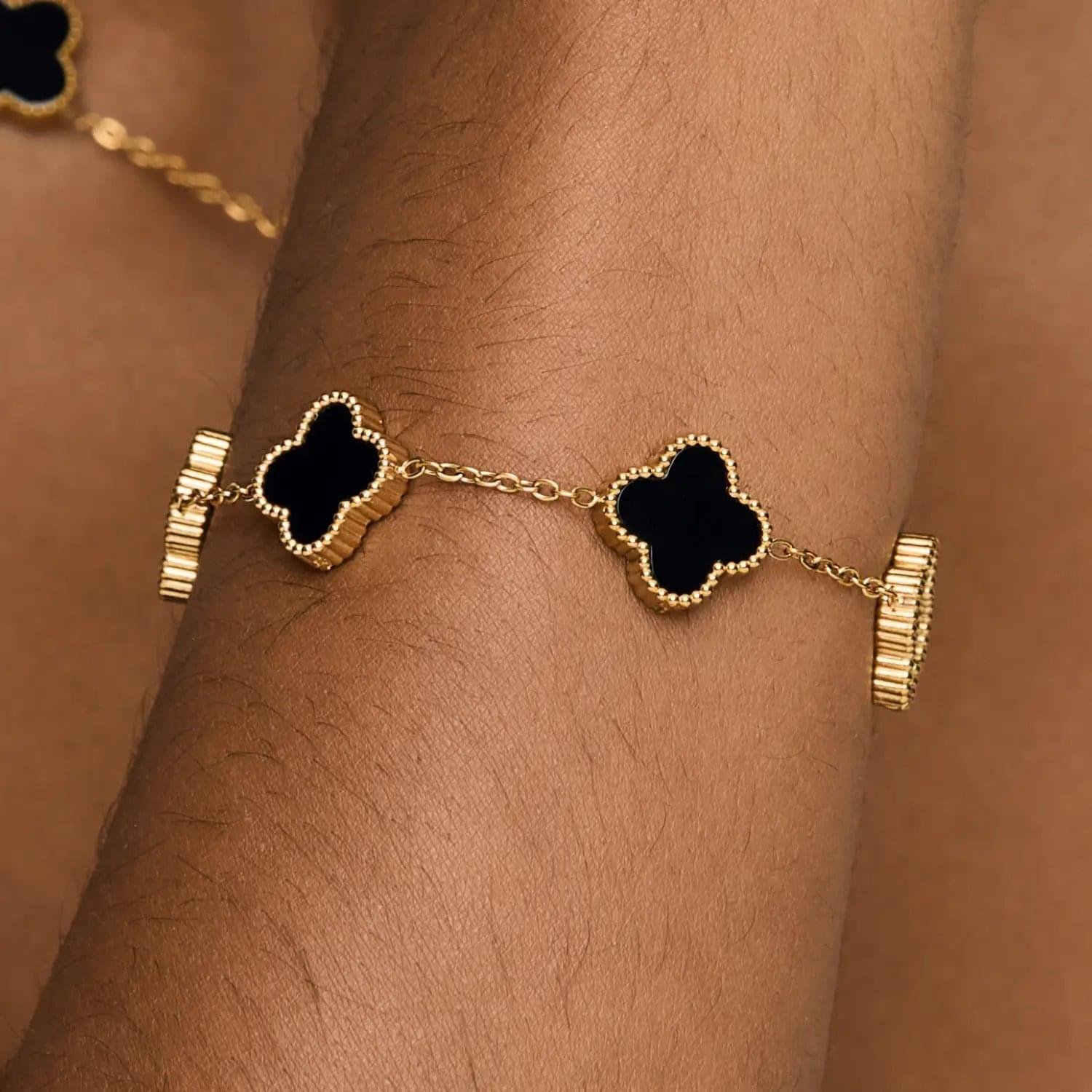 Pulseira Trevo Preto Banhado em Ouro 18K